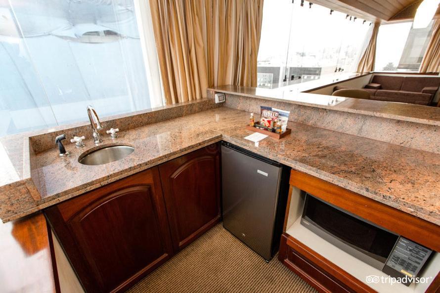 J&A Classic Hotel Lima Exterior foto A wet bar in a hotel room