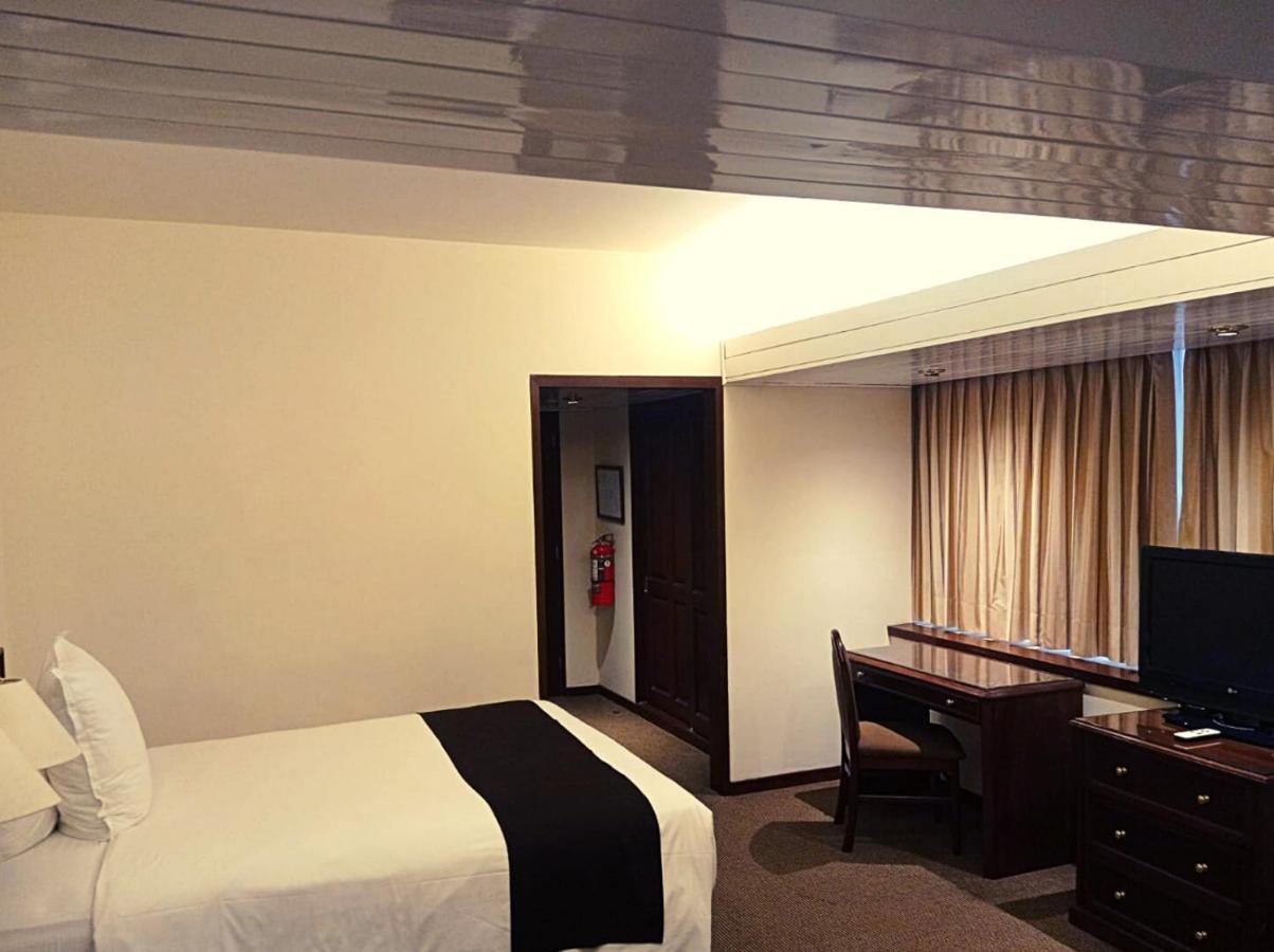 J&A Classic Hotel Lima Exterior foto A room at the hotel