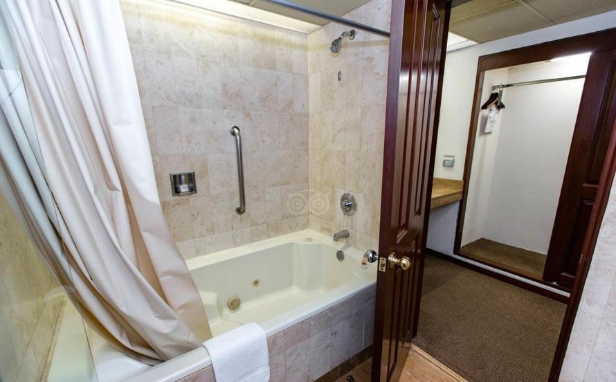 J&A Classic Hotel Lima Exterior foto A bathtub with shower curtain