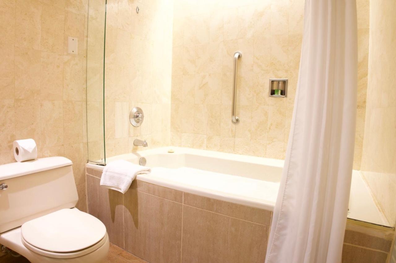J&A Classic Hotel Lima Exterior foto A bathtub with shower curtain