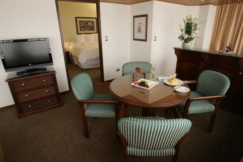 J&A Classic Hotel Lima Zimmer foto A suite at the hotel