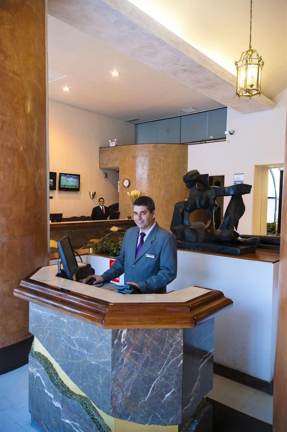 J&A Classic Hotel Lima Exterior foto A hotel receptionist at the check-in counter